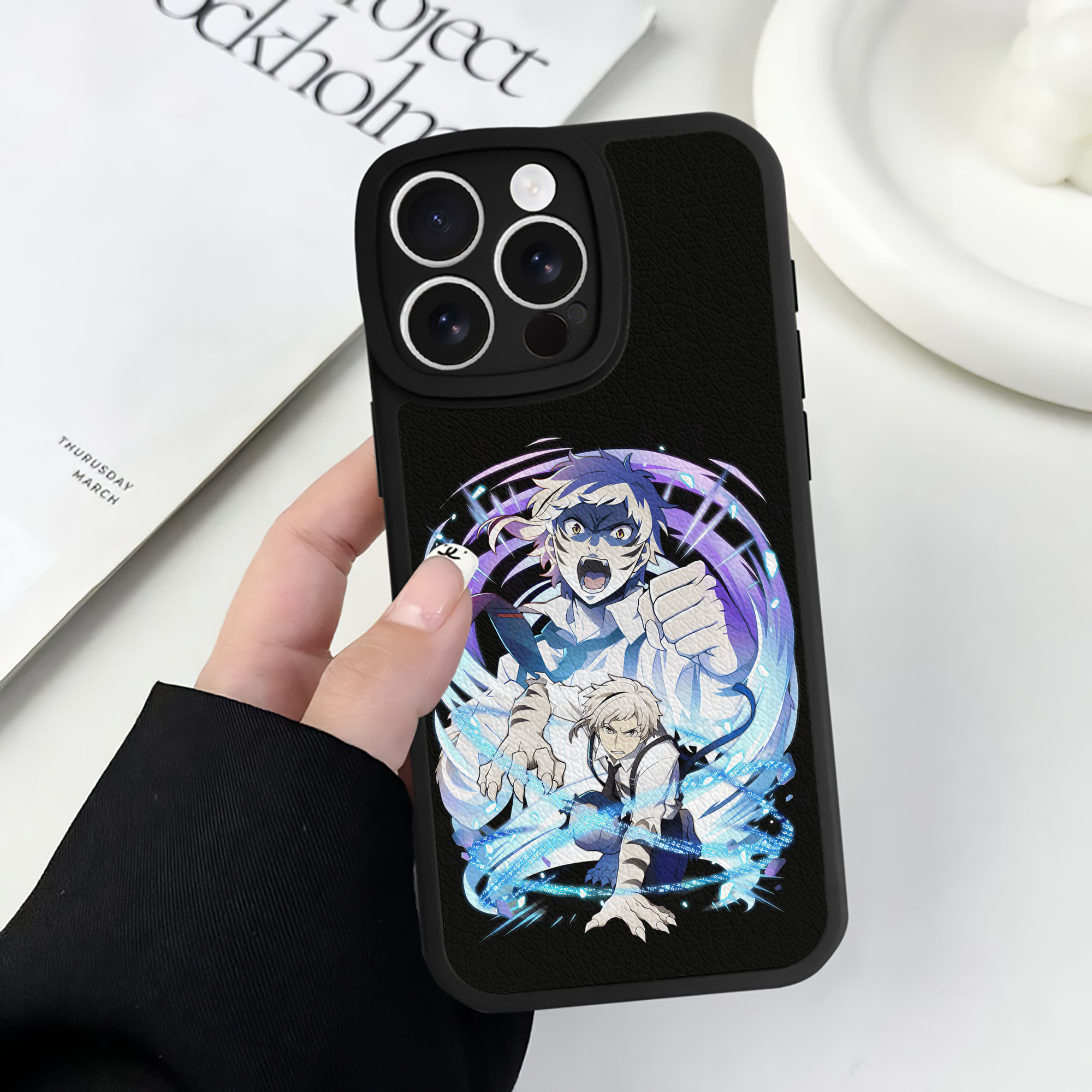 （画像用） 文豪ストレイドッグス Bungo Stray Dogs 【iPhone 16シリーズ対応】シリコンスマホケース（レザー調） 材質：シリコン